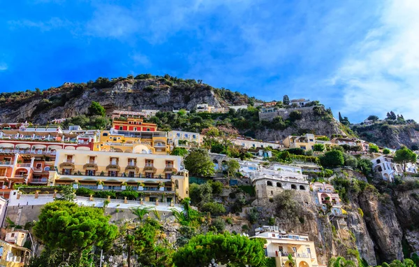 De nombreux bâtiments colorés accrochés à la montagne Positano — Photo