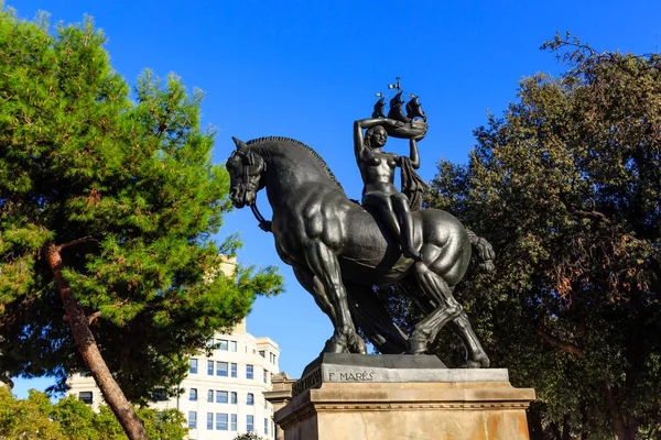 Estátua famosa em Placa de Catalunya — Fotografia de Stock