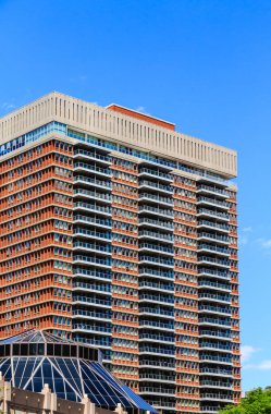 Kırmızı birçok balkon apartmanda tuğla