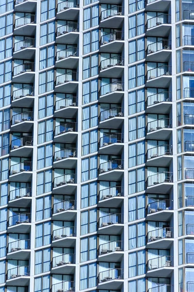 Balkone und Vorhänge am miami-Hochhaus — Stockfoto