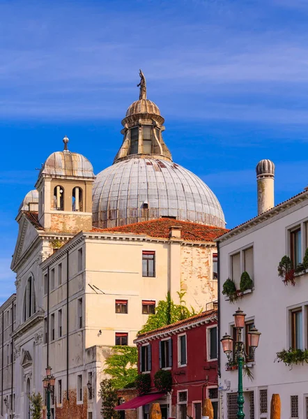 Cúpula de la iglesia más allá de los antiguos edificios de Venecia — Foto de Stock