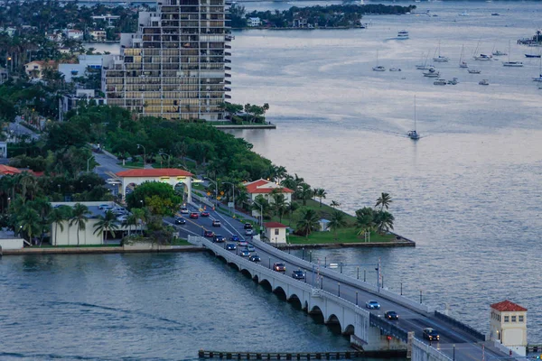 Miami causeway in der Abenddämmerung — Stockfoto