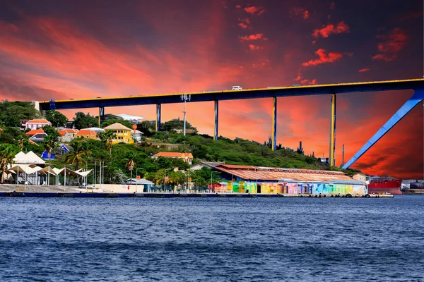 Puesta de sol más allá del puente de Curazao — Foto de Stock