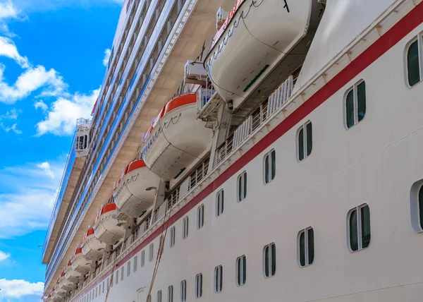 Mentőcsónakok mentén Cruise hajó válaszfal — Stock Fotó