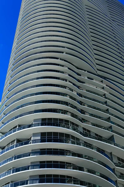 Balcons blancs ronds se levant Miami Tower — Photo