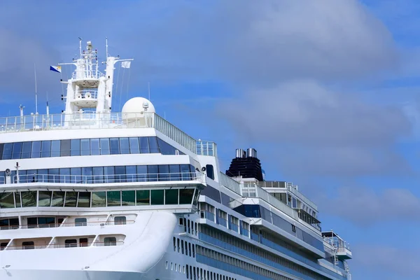 Weergave van de bovenste dekken van luxe cruiseschip — Stockfoto