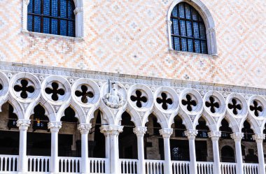 Sütunlar ve kiremit Doges Sarayı üzerinde