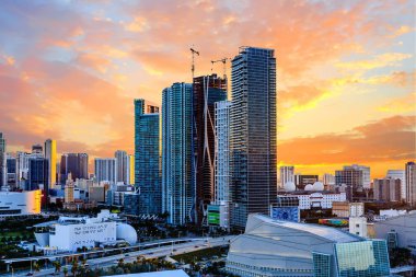 Günbatımı arkasında Modern Miami kuleleri