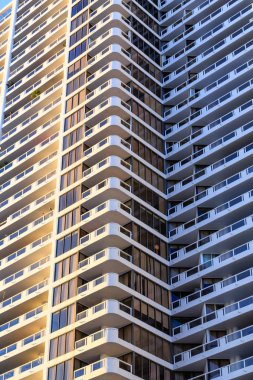 Balkon üzerinde yüksek artış otel çevresinde kaydırma