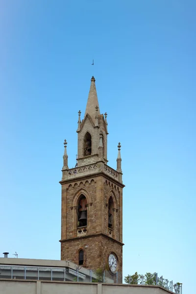 Колокольня и башня часов в Барселоне — стоковое фото