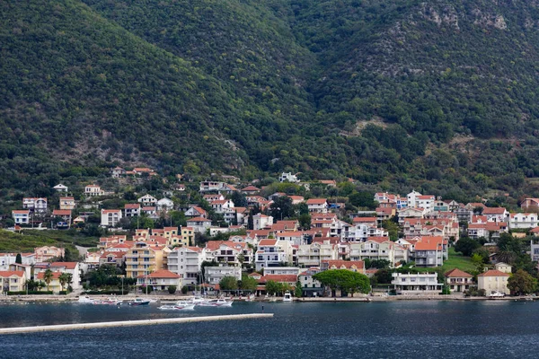 Gebouwen op de kust van Montenegro — Stockfoto