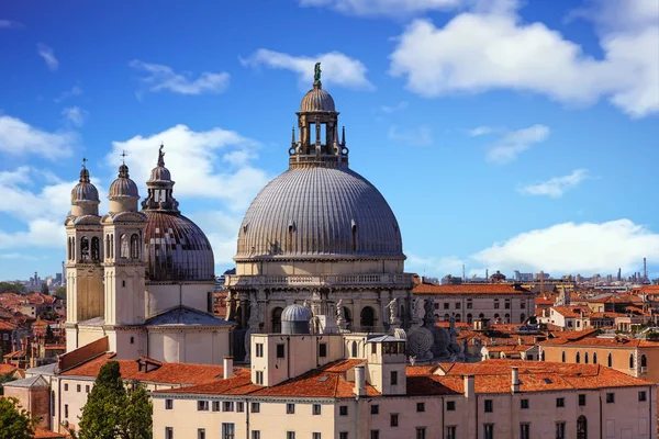ヴェネツィアの空に教会のドーム — ストック写真