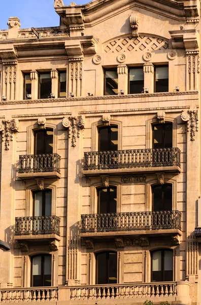 Klassische steinarchitektur in barcelona — Stockfoto
