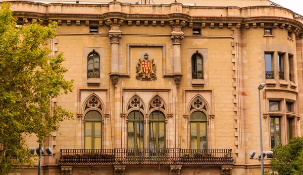 Wappen auf altem spanischen Gebäude — Stockfoto