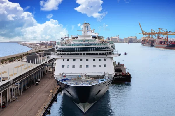 Cruie schip bij Dock in Barcelona — Stockfoto