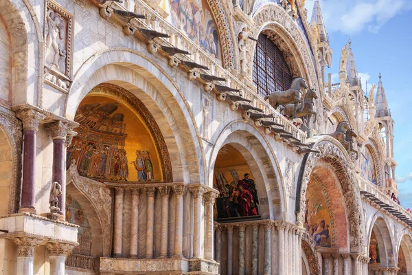 Affreschi negli archi di San Marco — Foto Stock