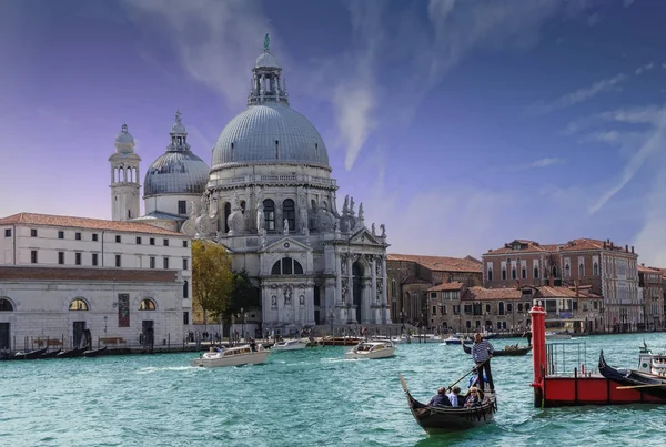 Gondolero y Barcos en la Iglesia de Venecia — Foto de Stock