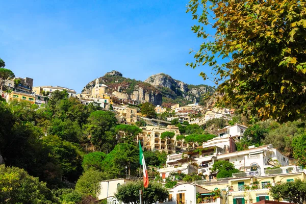 波西塔诺山坡上的意大利国旗 — 图库照片