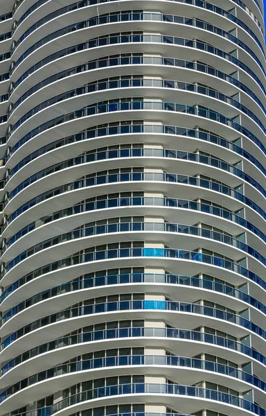 Lange ronde balkons op Miami toren — Stockfoto