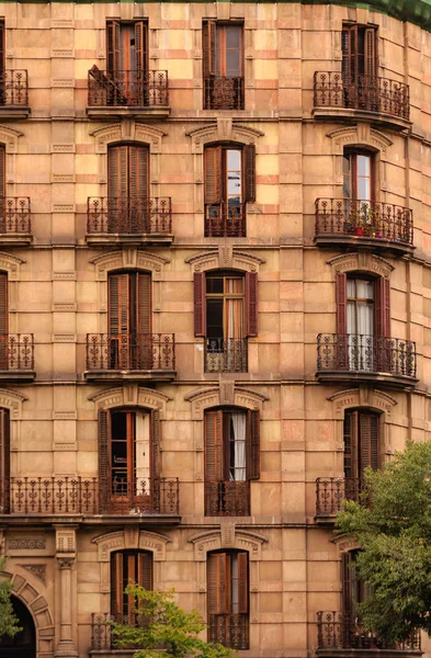 Französische Balkone im alten Stil auf der Wohnung in Barcelona — Stockfoto