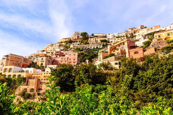 Positano bostäder bortom grönska — Stockfoto