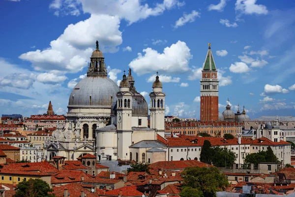 Kuleleri Venedik üzerinden — Stok fotoğraf