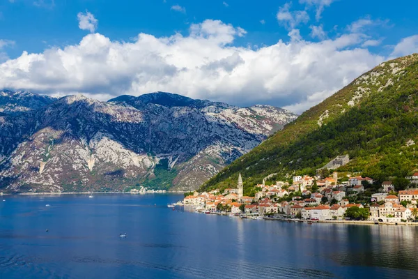 Stadt an der Küste von Montenegro — Stockfoto