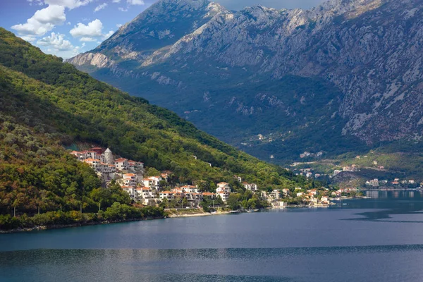 Dorf an der Küste von Montenegro — Stockfoto