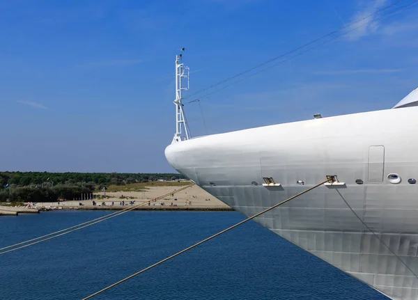 Arco blanco de crucero de lujo —  Fotos de Stock