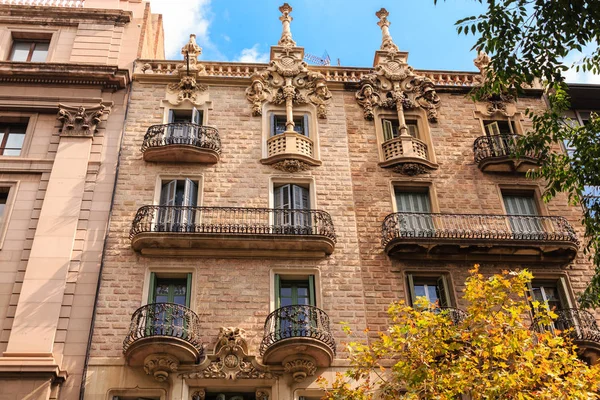 Schmiedeeiserne Balkone auf spanischer Architektur — Stockfoto