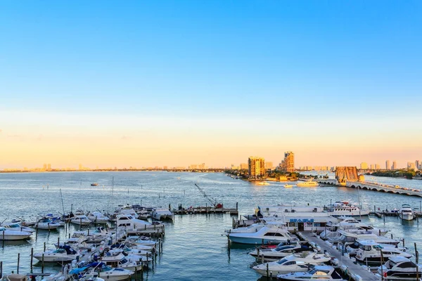 Yachtbecken mit Eigentumswohnungen in der Ferne — Stockfoto