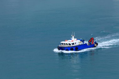 Mavi ve beyaz tekne Barcelona Harbor