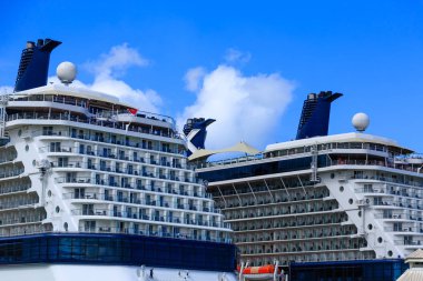 İki yolcu gemilerine güvertelerde