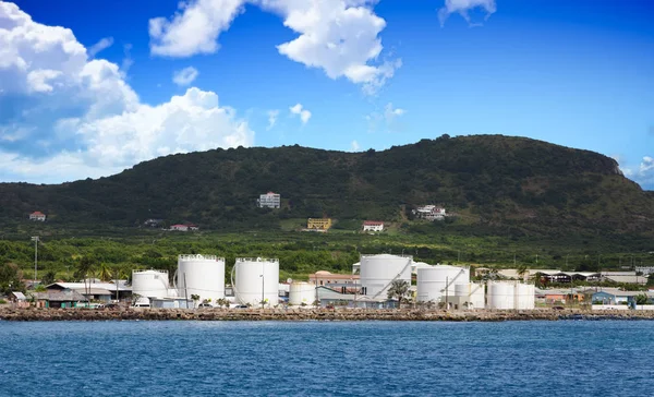 Réservoirs de carburant sur la côte de Saint-Kitts — Photo