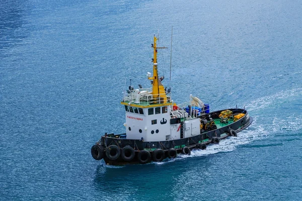 De eerste sleepboot van de veiligheid op blauw Water — Stockfoto