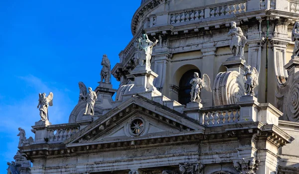 Muitas estátuas antigas na cúpula da Igreja de Veneza — Fotografia de Stock