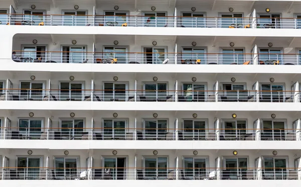 Balkon gezinti gemisinde birçok satır — Stok fotoğraf