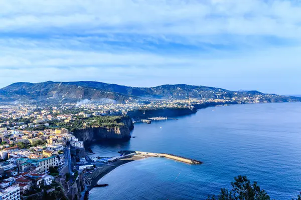 Steden en havens aan de kust van Amalfi — Stockfoto