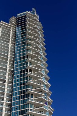 Mavi ve beyaz açılı balkon Miami Hotel Tower ile ilgili