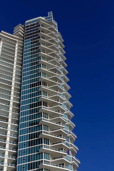 Niebieski i biały pod kątem balkony na Miami Hotel Tower — Zdjęcie stockowe