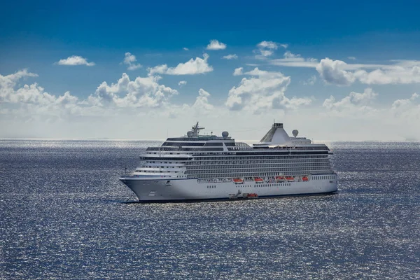 Luury Cruise schip op zonnige Horizon — Stockfoto