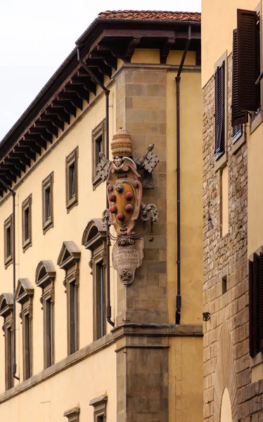 Crest op oude gebouw in Florence — Stockfoto