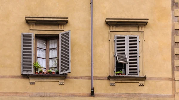 Zwei Fenster in der Toskana — Stockfoto