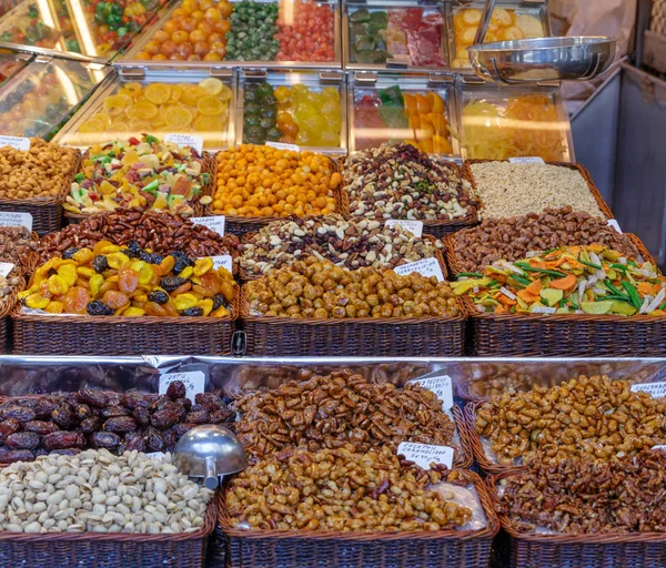 Noten en gebakken Fruit op een markt — Stockfoto