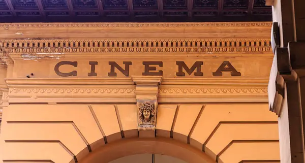 Señal de Cine Antiguo en Arco de Piedra en Florencia —  Fotos de Stock