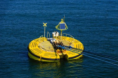 Güneş enerjili demirleme platformu