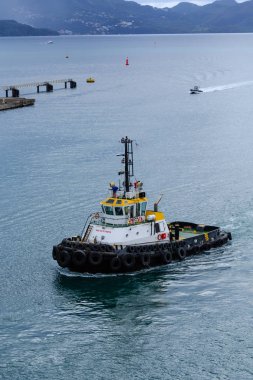 Martinique koyda yelken römorkör