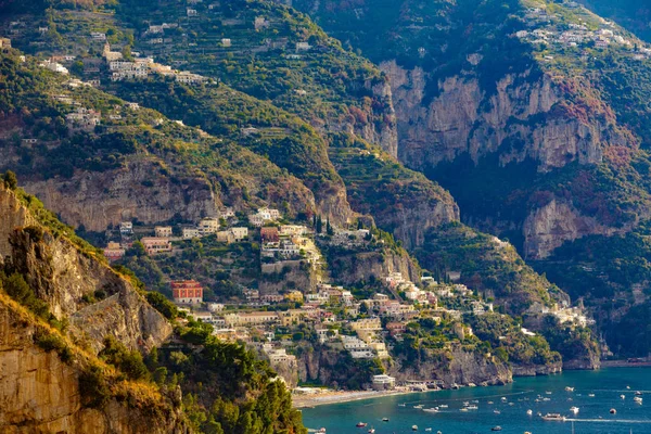 Cliffside bostäder på Amalfikusten — Stockfoto