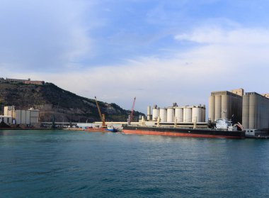 Eski Tanker Barselona'da demirledi