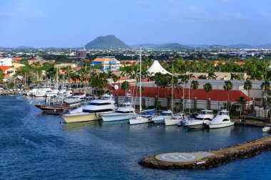 Aruba Island arka planda ile üzerinde Yat Limanı